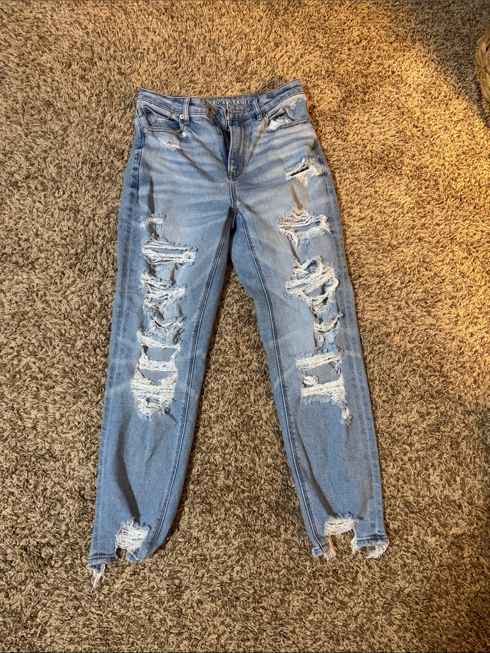 American Eagle Outfitters Light Blue Distressed Mom Jeans size 6 regular length